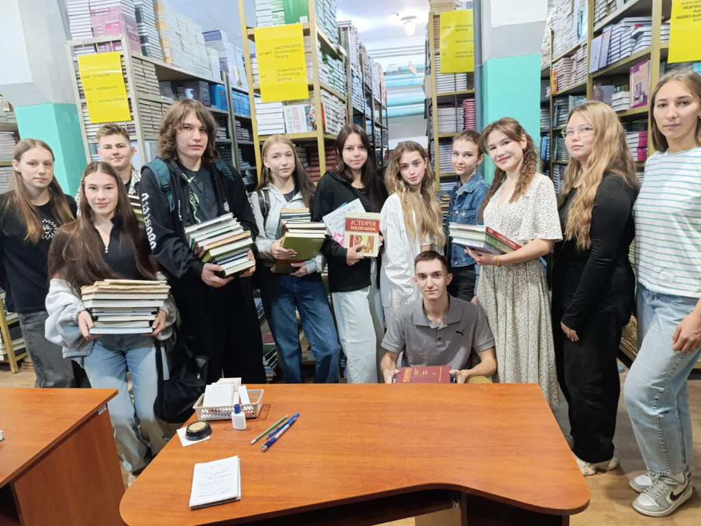Масова видача підручників