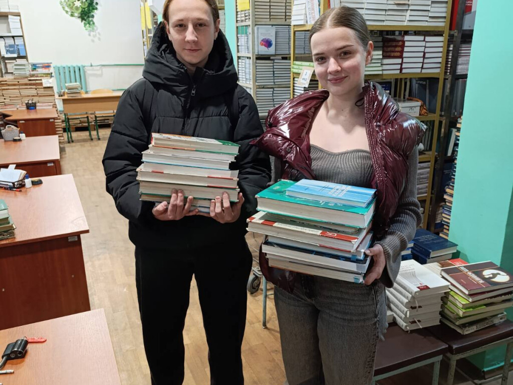 Студенти з книгами!