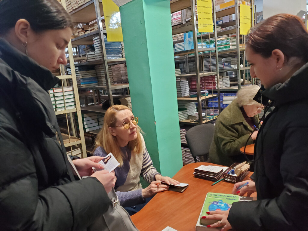 Масова видача підручників