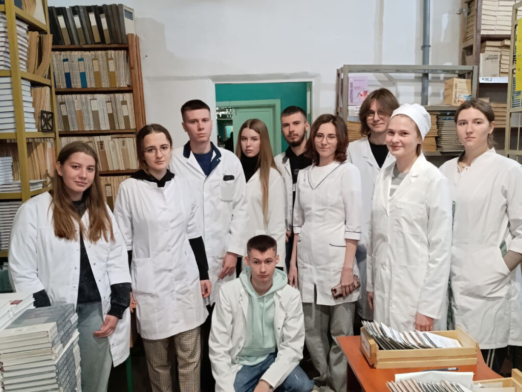 Студенти з книгами!