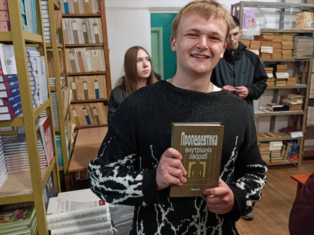 Студенти з книгами!