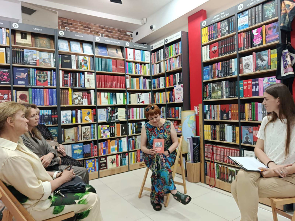 «Маленька руда книжечка маленької рудої жінки»