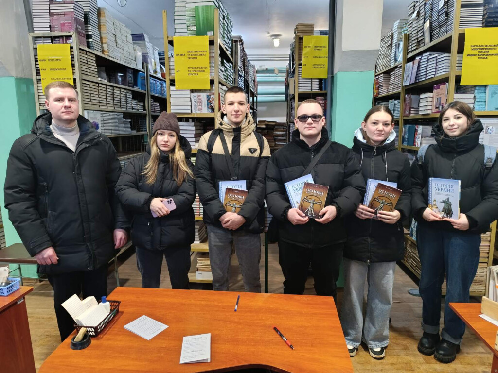 Закінчується видача підручників