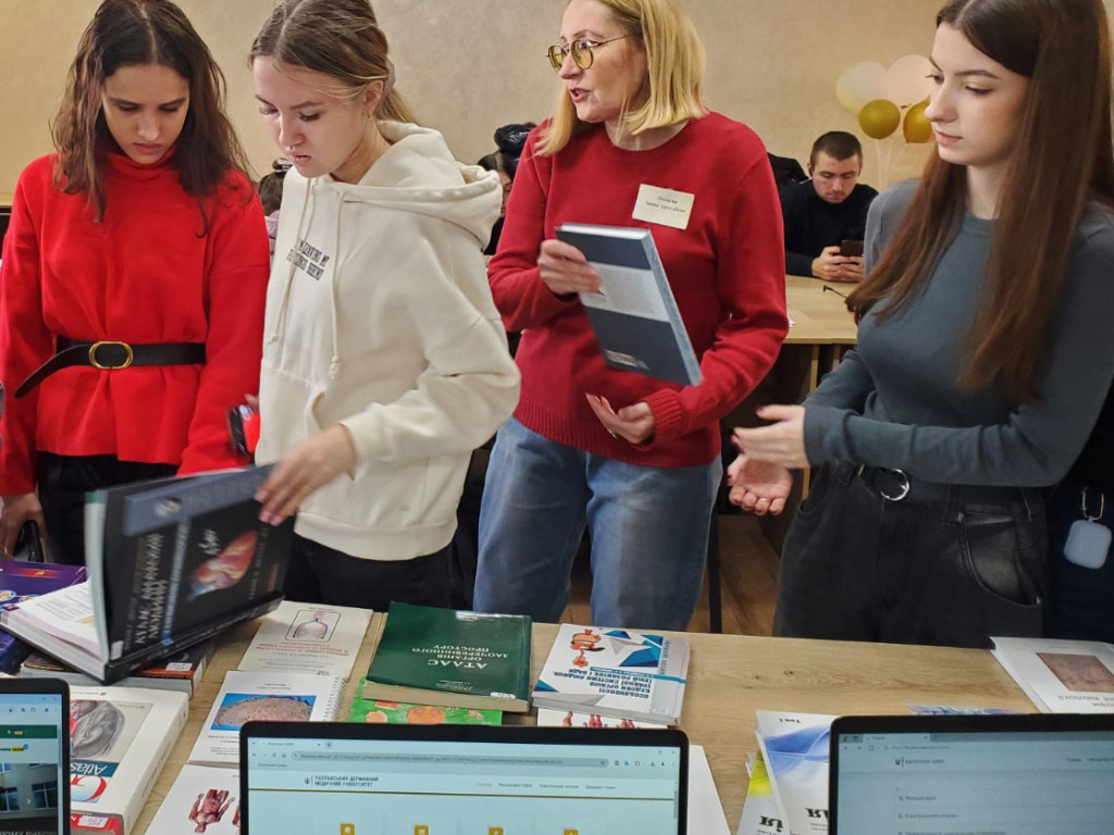 Першокурсники в читальній залі