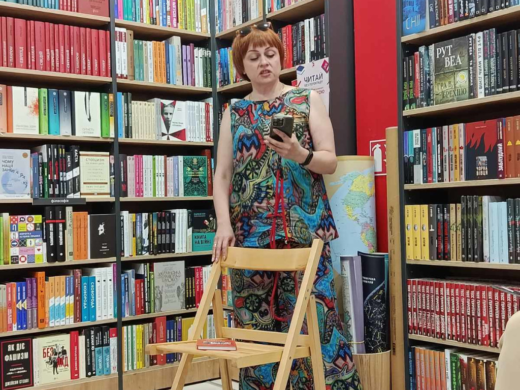 «Маленька руда книжечка маленької рудої жінки»