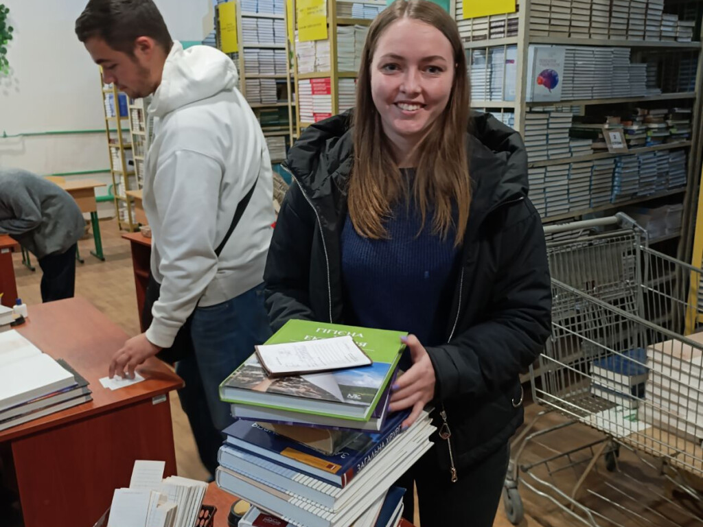 Студенти з книгами!