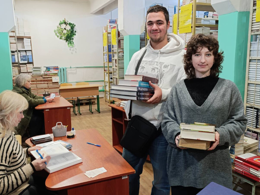 Студенти з книгами!