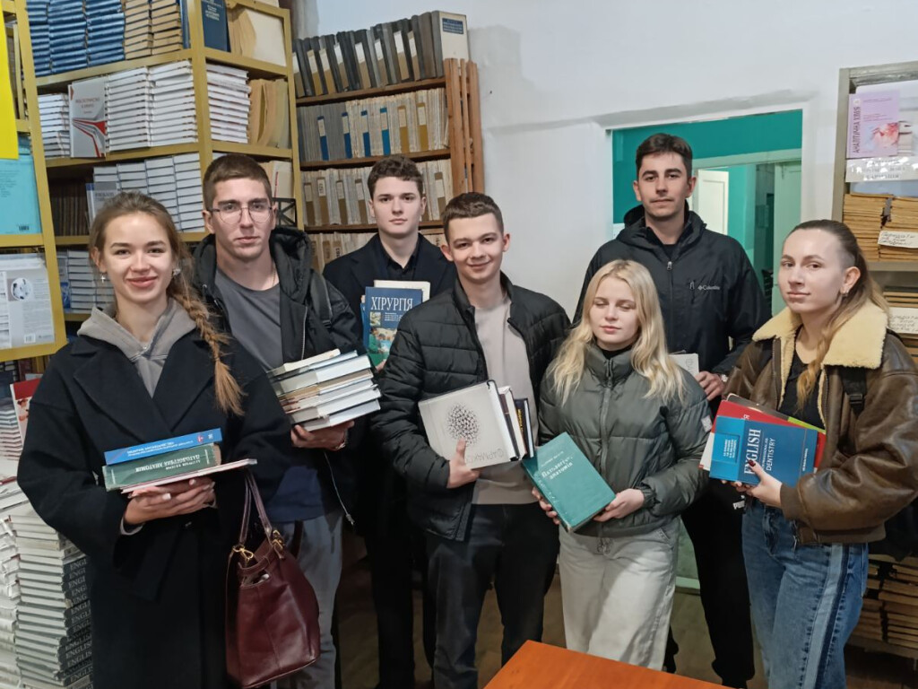 Студенти з книгами!