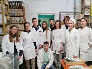 Студенти з книгами!