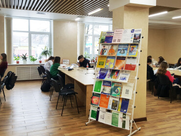 Читальна зала бібліотеки ПДМУ